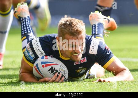 Leeds, England - 20. August 2023 Luke Hooley (21) von Leeds Rhinos erzielt einen Versuch. Rugby League Betfred Super League, Leeds Rhinos vs Warrington Wolves im Headingley Stadium, Leeds, UK Stockfoto