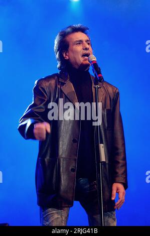 Mailand Italien 09.11.2004: Toto Cutugno, Live-Konzert auf der Piazza Duomo für die Radio Italia Musikveranstaltung Stockfoto