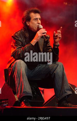 Mailand Italien 09.11.2004: Toto Cutugno, Live-Konzert auf der Piazza Duomo für die Radio Italia Musikveranstaltung Stockfoto