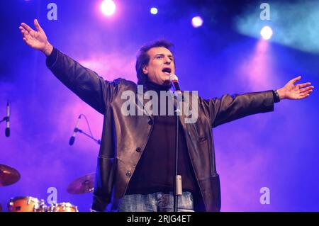 Mailand Italien 09.11.2004: Toto Cutugno, Live-Konzert auf der Piazza Duomo für die Radio Italia Musikveranstaltung Stockfoto