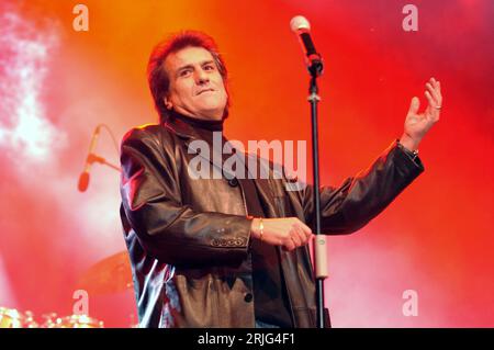 Mailand Italien 09.11.2004: Toto Cutugno, Live-Konzert auf der Piazza Duomo für die Radio Italia Musikveranstaltung Stockfoto