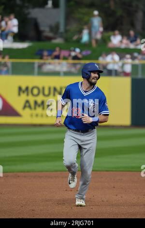 19. August 2023: David Dahl (13), der Rechtsfeldspieler von Oklahoma City, läuft mit den Oklahoma City Dodgers und Salt Lake Bees auf dem Smiths Field in Salt Lake UT auf den dritten Platz. David Seelig/Cal Sport Medi Stockfoto