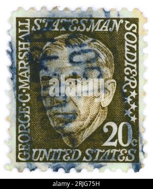 George C. Marshall (1880–1959). Briefmarke, die 1967 in den USA ausgestellt wurde. George Catlett Marshall Jr. war ein amerikanischer Offizier und Staatsmann. Er stieg durch die United States Army auf und wurde Stabschef der U.S. Army unter den Präsidenten Franklin D. Roosevelt und Harry S. Truman, dann war er Secretary of State und Verteidigungsminister unter Truman. Stockfoto