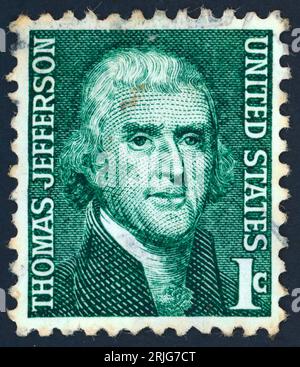 Thomas Jefferson (1743–1826). Briefmarke, die 1968 in den USA ausgestellt wurde. Thomas Jefferson war ein amerikanischer Staatsmann, Diplomat, Rechtsanwalt, Architekt, Philosoph, und Gründungsvater, der von 1801 bis 1809 als dritter Präsident der Vereinigten Staaten diente. Unter dem vom Zweiten Kontinentalkongress mit der Ausarbeitung der Unabhängigkeitserklärung beauftragten Fünftkomitee war Jefferson der Hauptautor des Dokuments. Stockfoto