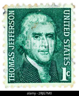 Thomas Jefferson (1743–1826). Briefmarke, die 1968 in den USA ausgestellt wurde. Thomas Jefferson war ein amerikanischer Staatsmann, Diplomat, Rechtsanwalt, Architekt, Philosoph, und Gründungsvater, der von 1801 bis 1809 als dritter Präsident der Vereinigten Staaten diente. Unter dem vom Zweiten Kontinentalkongress mit der Ausarbeitung der Unabhängigkeitserklärung beauftragten Fünftkomitee war Jefferson der Hauptautor des Dokuments. Stockfoto