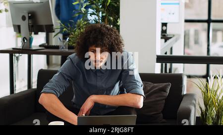 Executive Assistant sucht nach einer Lösung für eine neue Managementstrategie, um den Vertrieb in kleinen Unternehmen zu fördern. Bericht zur Analyse von Statistiken für Coworking Space-Mitarbeiter im Geschäftsbüro. Stockfoto