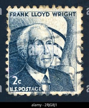 Frank Lloyd Wright (1867–1959). Briefmarke, die 1966 in den USA ausgestellt wurde. Frank Lloyd Wright war Architekt und Schriftsteller, ein kreativer Meister der amerikanischen Architektur. Sein „Prairie-Stil“ wurde zur Grundlage des Wohndesigns im 20. Jahrhundert in den Vereinigten Staaten. Stockfoto