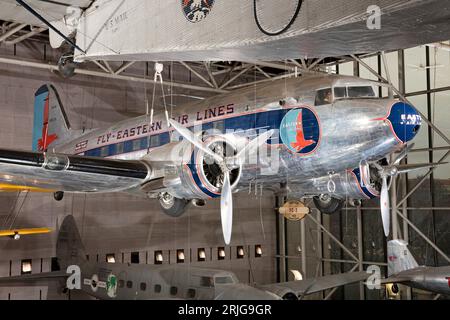 Im Smithsonian Institution National Air and Space Museum, Washington, DC, USA, werden alte Douglas DC-3-Flugzeuge ausgestellt Stockfoto