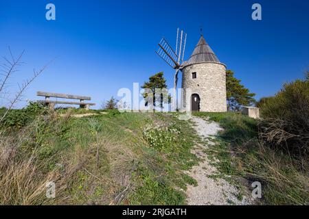 Montfuron Windmill (Moulin Saint-Elzear de Montfuron) in Provence, Alpes-de-Haute-Provence, Frankreich Stockfoto