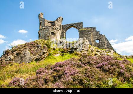 Cheshire Wahrzeichen Mähen Cop schloss, die torheit eines zerstörten Burg steht auf dem Gritstone Trail eine lange Distanz Fußweg hoch über der Cheshire Plain Stockfoto