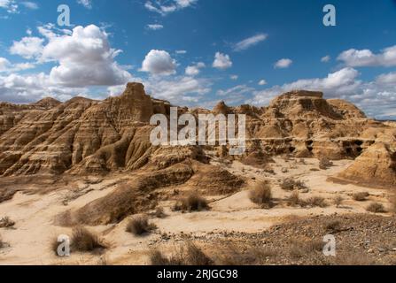 Erkunden Sie die atemberaubende Schönheit des Naturparks Bardenas reale in Spanien mit diesem atemberaubenden Foto, das die majestätischen Berge zeigt. Stockfoto