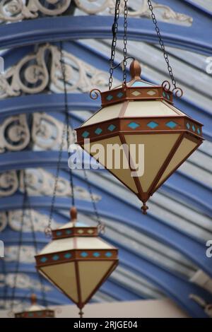 Art déco-Lampen und blaue Decke im Winter Gardens Pavilion, Blackpool Stockfoto