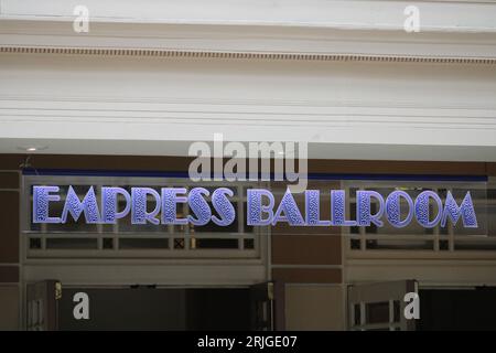 Art déco-Schriftzug mit blauem Schild für den Empress Ballroom in den Wintergärten, Blackpool Stockfoto