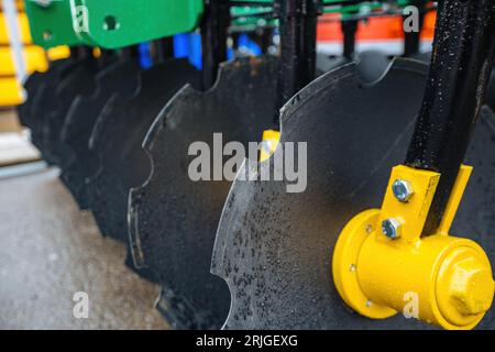 Arbeitsteile eines neuen, modernen landwirtschaftlichen Scheibengrubber oder Egge. Stockfoto