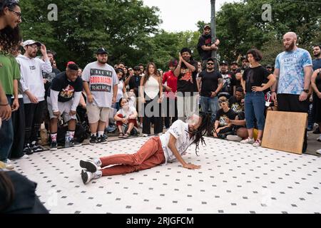 Am 13. August 2023 treten die Tänzer im Rahmen des Battle 4 the Eagle Annual Park Jam im Logan Square in Chicago, IL, an. Stockfoto