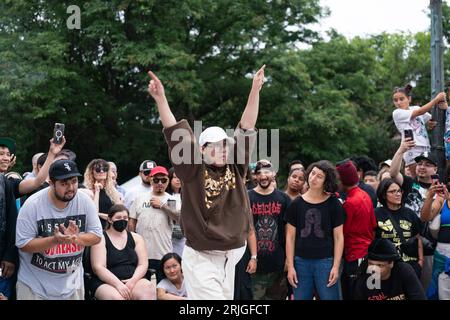 Am 13. August 2023 treten die Tänzer im Rahmen des Battle 4 the Eagle Annual Park Jam im Logan Square in Chicago, IL, an. Stockfoto