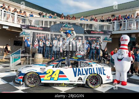 Watkins Glen, New York, USA. August 2023. 20. August 2023 – Watkins Glen, NY: NASCAR Cup Driver, William Byron (24) feiert seinen Sieg für das Go Bowling im Glen beim Watkins Glen International in Watkins Glen, New York. (Bild: © Logan T Arce Grindstone Media Gr/ASP) NUR REDAKTIONELLE VERWENDUNG! Nicht für kommerzielle ZWECKE! Stockfoto