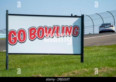 Watkins Glen, New York, USA. August 2023. 20. August 2023 – Watkins Glen, NY: NASCAR Cup Driver, William Byron (24), fährt im Glen beim Watkins Glen International in Watkins Glen, New York, um Platz für das Go Bowling. (Bild: © Logan T Arce Grindstone Media Gr/ASP) NUR REDAKTIONELLE VERWENDUNG! Nicht für kommerzielle ZWECKE! Stockfoto