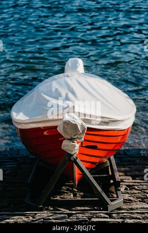 Kleines Fischerboot mit Angelnetz und Ausrüstung, Motorboot oder Segelboot schwimmend Stockfoto