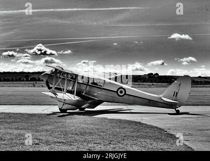 Die Classic Wings DH Rapide Nettie Zweimotor Passagierflugzeuge im Imperial war Museum und auf dem Flugplatz Duxford im B&W 1930s-Modus Stockfoto