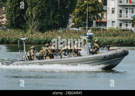 Dziwnow, Breslau, Polen. August 2023. Am 22. August 2023 fand in DziwnÃ³w eine Präsentation des neuen Kampfteams der Formoza-Militäreinheit statt. Generalleutnant Wlodzimierz Potasinski. Bei dieser Gelegenheit wurde eine dynamische Show im Rahmen einer episodischen Übung präsentiert, die unter anderem direkte Aktion, VBSS (Visit Boarding Search and Confisure), d. h. die Übernahme eines von unbekannten bewaffneten Tätern entführten Schiffes, umfassen wird. (Bild: © Krzysztof Zatycki/ZUMA Press Wire) NUR REDAKTIONELLE VERWENDUNG! Nicht für kommerzielle ZWECKE! Stockfoto