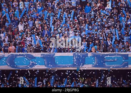 La Paz, Bolivien. August 2023. Unterstützer von Bolivar (BOL) während des Spiels zwischen Bolivar (BOL) und Internacional für die 1. Etappe des Viertelfinals der Copa CONMEBOL Libertadores 2023 im Hernando Siles Stadion in La Paz, Bolivien am 22. August. Foto: Max Peixoto/DiaEsportivo/Alamy Live News Credit: DiaEsportivo/Alamy Live News Stockfoto