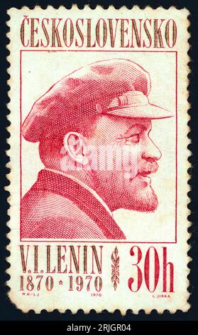 Wladimir Ilich Lenin. Briefmarke, ausgestellt in der Tschechoslowakei 1970. Wladimir Lenin, auch Wladimir Ilich Lenin genannt, ursprünglicher Name Wladimir Ilich Uljanow (1870–1924), Gründer der Russischen Kommunistischen Partei (Bolschewiki), Inspirator und Führer der bolschewistischen Revolution (1917) und Architekt, Erbauer und erster Leiter (1917–24) des Sowjetstaates. Er war der Gründer der Komintern (Kommunistische Internationale) und die posthume Quelle des „Leninismus“, die Lehre, die von Lenins Nachfolgern mit den Werken Karl Marx kodifiziert und verbunden wurde, um den Marxismus-Leninismus zu Formen. Stockfoto