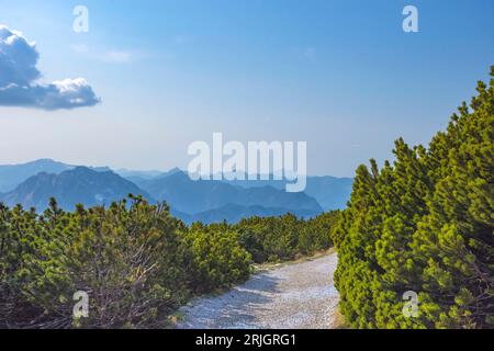 Fantastisches Panorama von der Aussichtsplattform „5 Finger“ in Form einer Hand mit fünf Fingern auf dem Krippenstein im Dachsteingebirge, Österreich Stockfoto