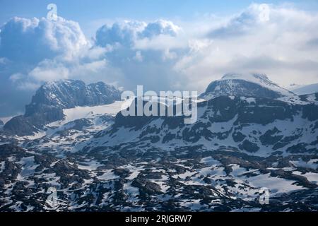 Fantastisches Panorama von der Aussichtsplattform „5 Finger“ in Form einer Hand mit fünf Fingern auf dem Krippenstein im Dachsteingebirge, Österreich Stockfoto