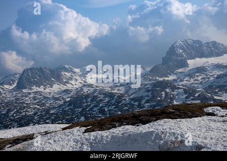 Fantastisches Panorama von der Aussichtsplattform „5 Finger“ in Form einer Hand mit fünf Fingern auf dem Krippenstein im Dachsteingebirge, Österreich Stockfoto