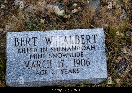 Die alten Grabsteine auf dem Silverton Hillside Cemetery bieten kurze Epitaphien über geliebte Menschen. Silverton, Colorado, USA. Stockfoto