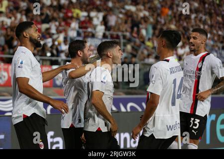 Die Spieler des AC Mailand feiern, nachdem sie ein Tor beim Spiel DER SERIE A TIM 2023/24 zwischen Bologna und dem AC Mailand im Renato Dall Ara erzielt haben. Endstand: Bologna 0:2 AC Mailand Stockfoto