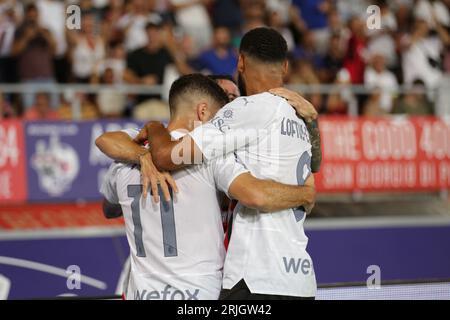 Christian Pulisic vom AC Mailand (L) und Ruben Loftus Cheek vom AC Mailand (R) feiern, nachdem sie ein Tor während des TIM-2023/24-Fußballspiels der SERIE A zwischen Bologna und AC Mailand bei Renato Dall Ara erzielt haben. Endstand: Bologna 0:2 AC Mailand Stockfoto