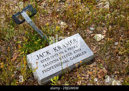 Die alten Grabsteine auf dem Silverton Hillside Cemetery bieten kurze Epitaphien über geliebte Menschen. Silverton, Colorado, USA. Stockfoto