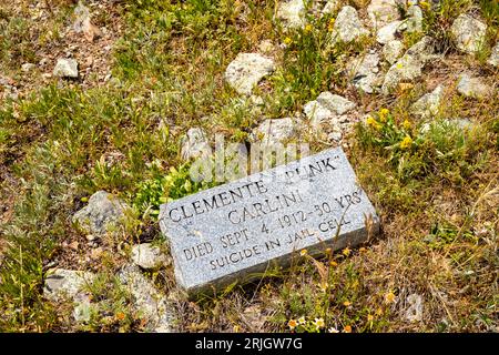 Die alten Grabsteine auf dem Silverton Hillside Cemetery bieten kurze Epitaphien über geliebte Menschen. Silverton, Colorado, USA. Stockfoto