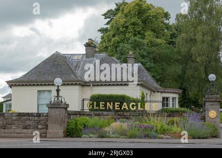 Gleneagles, Schottland, Vereinigtes Königreich - 13. August 2023 - das Torhaus des Gleneagles Hotels und des Golfplatzes Stockfoto