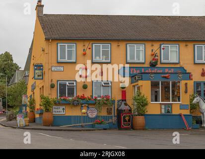 Blackness, Scotland, United Kingdom - 18. August 2023 - das prunkvolle Hummertopf-Haus in Orange und Blau Stockfoto