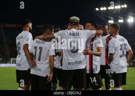 Bologna, Italien. August 2023. Die Spieler des AC Mailand feiern, nachdem sie ein Tor beim Spiel DER SERIE A TIM 2023/24 zwischen Bologna und dem AC Mailand im Renato Dall Ara erzielt haben. Endnote; Bologna 0:2 AC Mailand (Foto: Grzegorz Wajda/SOPA Images/SIPA USA) Credit: SIPA USA/Alamy Live News Stockfoto