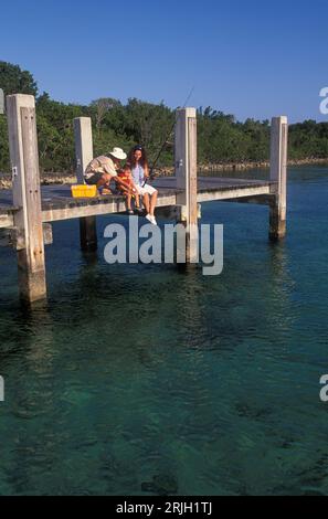 Familien sitzen auf einem Pier und fischen in Florida Keys, USA Stockfoto
