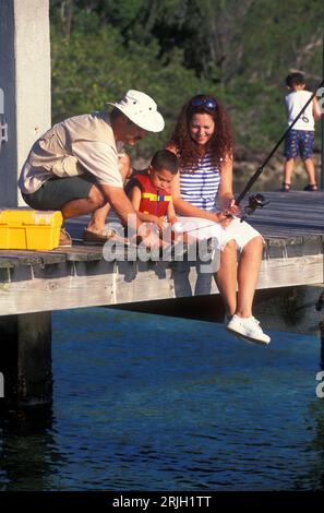 Familien sitzen auf einem Pier und fischen in Florida Keys, USA Stockfoto