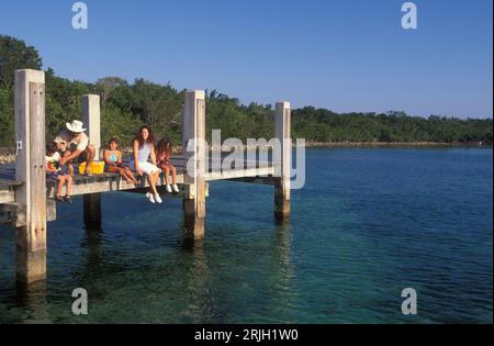 Familien sitzen auf einem Pier und fischen in Florida Keys, USA Stockfoto