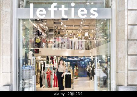 Madrid, Spanien. Aug. 2023. Eine Frau verlässt die spanische Modemarke Inditex, Lefties, in Spanien (Credit Image: © Xavi Lopez/SOPA Images via ZUMA Press Wire) NUR REDAKTIONELL! Nicht für kommerzielle ZWECKE! Stockfoto