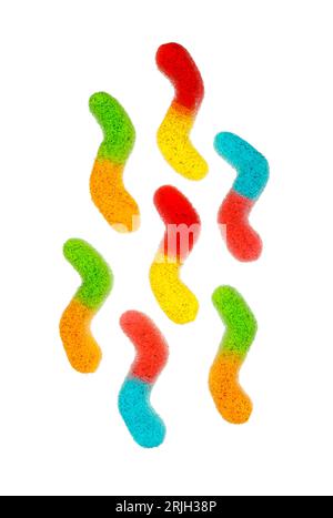 Mehrfarbige Gummis in Zucker auf weißem Hintergrund, Draufsicht. Gelee, Marmelade-Süßigkeiten. Stockfoto