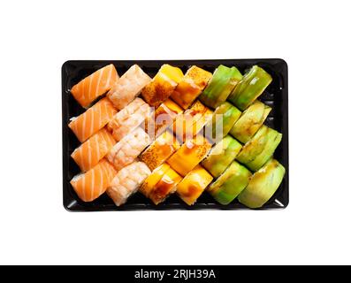 Ein Set heller, mehrfarbiger Sushi-Brötchen mit Garnelen, Lachs, Aal, Avocado, Käse in Kunststoffverpackung, auf weißem Hintergrund, Draufsicht. Stockfoto