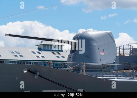 Eine 5-Zoll-Mark-45-Pistole des Kalibers 54, montiert auf dem Bug des australischen Marineschiffs Anzac Class Frigate, HMAS Arunta (FFH 151), das im Hafen von Sydney vor Anker liegt Stockfoto