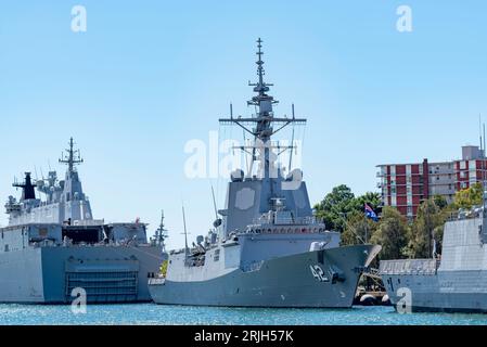 Von linken australischen Marineschiffen, Landing Dock Ship HMAS Canberra (L02) Destroyer, HMAS Sydney (DDG 42) und Frigate, HMAS Arunta (FFG 151) Stockfoto