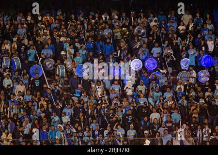 La Paz, Bolivien. August 2023. Unterstützer von Bolivar (BOL), während des Spiels zwischen Bolivar (BOL) und Internacional für das 1. Viertelfinale der Copa CONMEBOL Libertadores 2023, im Hernando Siles Stadium, in La Paz, Bolivien am 22. August. Foto: Max Peixoto/DiaEsportivo/Alamy Live News Credit: DiaEsportivo/Alamy Live News Stockfoto