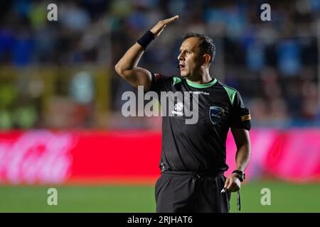 La Paz, Bolivien. August 2023. Der Schiedsrichter des Hernando Siles Stadions Dario Herrera (ARG) während des Bolivar- und Internacional-Spiels für das Viertelfinale der Copa Libertadores 2023 im Hernando Siles Stadion, am Dienstag, den 22. 30761 (Max Peixoto/SPP) Credit: SPP Sport Press Photo. Alamy Live News Stockfoto