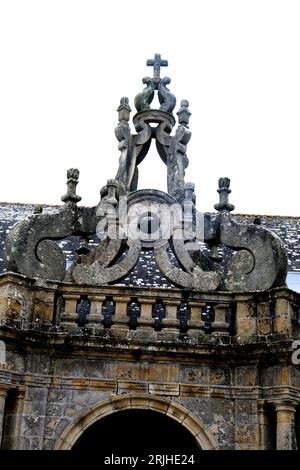 Fassade der Kirche Saint Cornely in Carnac in der Bretagne Frankreich Stockfoto