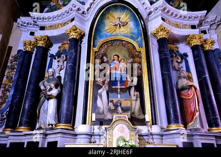 Statuen und Gemälde christliche Themen in der Kirche Saint Cornely in Carnac in der Bretagne Frankreich Stockfoto